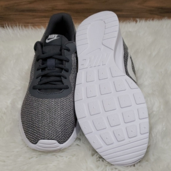 nike tanjun mens trainers grey